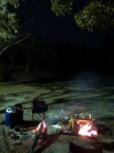夜のキャンプ風景